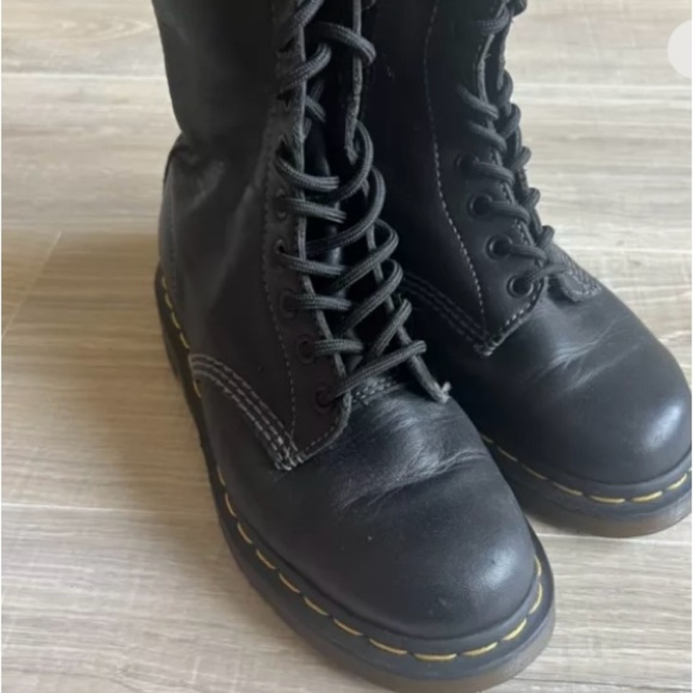 Dr.Martens women’s lace up combat boots size 6
